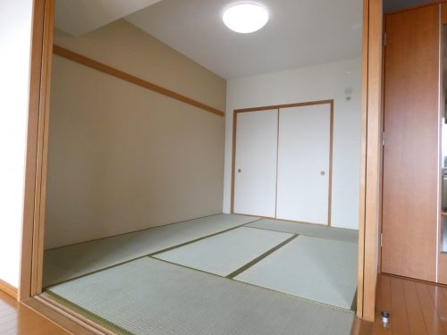 柔らかい畳の敷かれた和室は、お子様とゆっくりくつろげるお昼寝スペース♪(寝室)