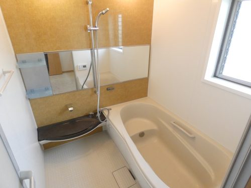 一日の疲れを癒すための心地よいバスタイムを演出する浴室はゆとりあるサイズを採用！(風呂)
